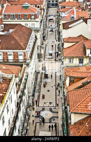 Vista dall'Elevador de Santa Justa alla parte vecchia di Lisbona Foto Stock