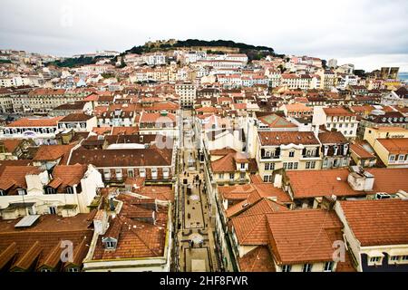 Vista dall'Elevador de Santa Justa alla parte vecchia di Lisbona Foto Stock