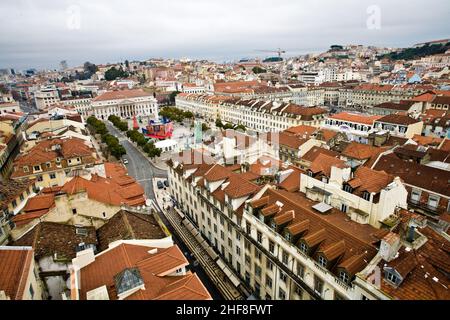 Vista dall'Elevador de Santa Justa alla parte vecchia di Lisbona Foto Stock