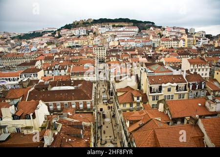 Vista dall'Elevador de Santa Justa alla parte vecchia di Lisbona Foto Stock