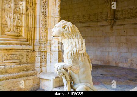 Il leone d'acqua nel bellissimo monastero di Jeronimos a Lisbona, Belem Foto Stock