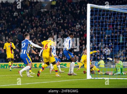 Joachim Andersen di Crystal Palace segna un gol durante la partita della Premier League allo stadio AMEX di Brighton. Data foto: Venerdì 14 gennaio 2022. Foto Stock