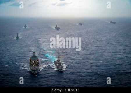 13 gennaio 2022 - South China Sea - Henry J. Kaiser-Class Fleet reinteger Oiler USNS John Ericsson (T-AO 194) conduce un reintegro in mare con un cacciatorpediniere missilistico guidato di classe Arleigh Burke USS Michael Murphy (DDG 112) mentre transita con Carl Vinson Carrier Strike Group (VINCSG) e Essex Ambious Ready Group (ESX ARG) Nel Mar Cinese Meridionale, 13 gennaio 2022. VINCSG e ESX ARG stanno conducendo operazioni congiunte di sciopero della forza di spedizione nel Mar Cinese Meridionale nell'ambito di operazioni di formazione continua e di routine sull'interoperabilità nella regione IndoPacifico. (Credit Image: © Haydn Smith/U.S Foto Stock