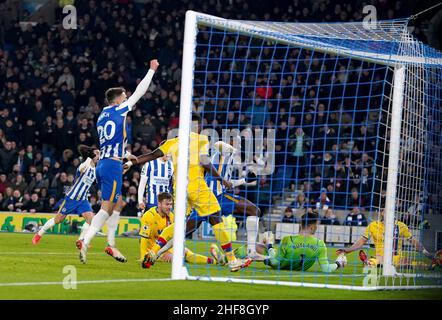 Joachim Andersen di Crystal Palace segna un gol durante la partita della Premier League allo stadio AMEX di Brighton. Data foto: Venerdì 14 gennaio 2022. Foto Stock