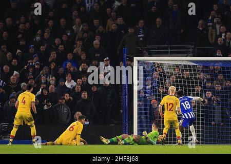 Brighton, Regno Unito. 14th Jan 2022. Joachim Andersen di Crystal Palace (6) segna un proprio obiettivo per il primo obiettivo di Brighton a eguagliare a 1-1. Premier League Match, Brighton & Hove Albion contro Crystal Palace all'Amex Stadium di Brighton venerdì 14th gennaio 2022. Questa immagine può essere utilizzata solo a scopo editoriale. Solo per uso editoriale, licenza richiesta per uso commerciale. Nessun uso in scommesse, giochi o un singolo club/campionato/player pubblicazioni. pic di Steffan Bowen/Andrew Orchard sport fotografia/Alamy Live news credito: Andrew Orchard sport fotografia/Alamy Live News Foto Stock