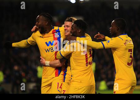 Brighton, Regno Unito. 14th Jan 2022. Conor Gallagher di Crystal Palace (c) festeggia con i suoi compagni di squadra dopo aver ottenuto il punteggio 1st gol. Premier League Match, Brighton & Hove Albion contro Crystal Palace all'Amex Stadium di Brighton venerdì 14th gennaio 2022. Questa immagine può essere utilizzata solo a scopo editoriale. Solo per uso editoriale, licenza richiesta per uso commerciale. Nessun uso in scommesse, giochi o un singolo club/campionato/player pubblicazioni. pic di Steffan Bowen/Andrew Orchard sport fotografia/Alamy Live news credito: Andrew Orchard sport fotografia/Alamy Live News Foto Stock