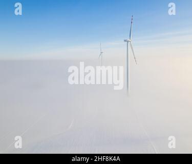 Vista aerea del windfarm durante la mattina d'inverno Foto Stock