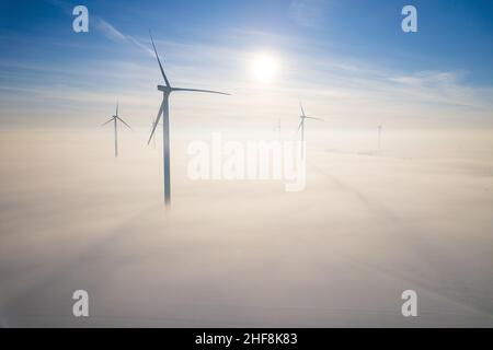 Vista aerea del windfarm durante la mattina d'inverno Foto Stock