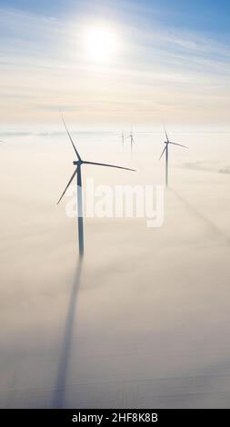 Vista aerea del windfarm durante la mattina d'inverno Foto Stock