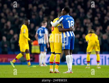 Marc Guehi (a sinistra) del Crystal Palace e Danny Welbeck di Brighton e Hove Albion si abbracciano alla fine della partita della Premier League allo stadio AMEX di Brighton. Data foto: Venerdì 14 gennaio 2022. Foto Stock