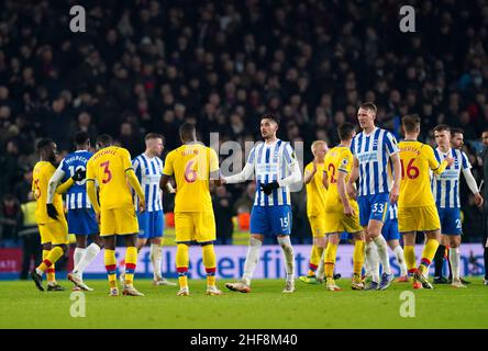 Marc Guehi (al centro a sinistra) e Jakub Moder di Brighton e Hove Albion si stringono le mani alla fine della partita della Premier League allo stadio AMEX di Brighton. Data foto: Venerdì 14 gennaio 2022. Foto Stock