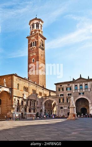 Torre dei Lamberti in Piazza delle Erbe, Verona, Italia Foto Stock