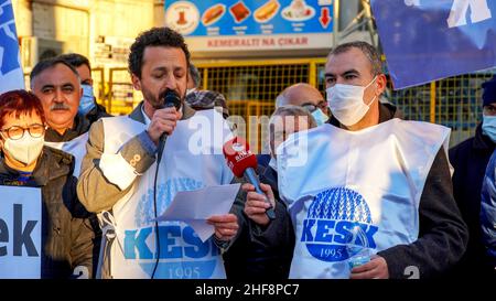 Izmir, Turchia. 14th Jan 2022. La piattaforma Izmir della KESK (Confederazione dei sindacati dei dipendenti pubblici) ha protestato contro l'alto tasso di inflazione in Turchia e ha gridato: "Non possiamo sopravvivere, vogliamo salari sufficienti per una vita umana!” La piattaforma ha evidenziato la differenza tra i calcoli dell'Istituto statistico turco (TUIK) e del Gruppo di ricerca sull'inflazione (ENAG). Dopo il comunicato stampa, hanno bruciato i loro libri paga in dimostrazione per protestare le loro difficoltà finanziarie da aumento dei prezzi di elettricità, gas naturale, combustibile, trasporto e cibo. Credit: İdil Toffolo/Alamy Live News Foto Stock