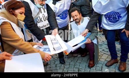 Izmir, Turchia. 14th Jan 2022. La piattaforma Izmir della KESK (Confederazione dei sindacati dei dipendenti pubblici) ha protestato contro l'alto tasso di inflazione in Turchia e ha gridato: "Non possiamo sopravvivere, vogliamo salari sufficienti per una vita umana!” La piattaforma ha evidenziato la differenza tra i calcoli dell'Istituto statistico turco (TUIK) e del Gruppo di ricerca sull'inflazione (ENAG). Dopo il comunicato stampa, hanno bruciato i loro libri paga in dimostrazione per protestare le loro difficoltà finanziarie da aumento dei prezzi di elettricità, gas naturale, combustibile, trasporto e cibo. Credit: İdil Toffolo/Alamy Live News Foto Stock