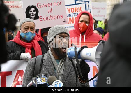 New York, Stati Uniti. 14th Jan 2022. L'avvocato pubblico di New York, Jumaane Williams, parla a un raduno sui gradini della Biblioteca pubblica di New York, dove i manifestanti invocano NY Gov. Kathy Hochul per estendere la moratoria di sfratto, New York, NY, 14 gennaio 2022 a New York, New York. La moratoria di sfratto a livello statale di New York scadrà il 15 gennaio ed è stata progettata per alleviare il peso economico degli inquilini durante la pandemia di Coronavirus. (Foto di Anthony Behar/Sipa USA) Credit: Sipa USA/Alamy Live News Foto Stock