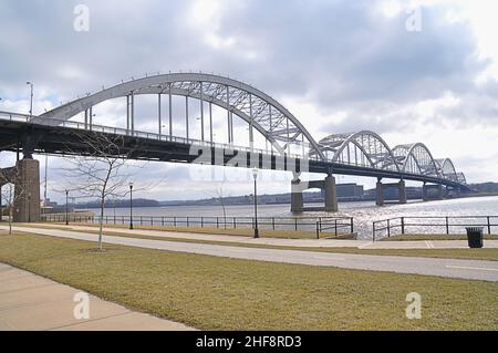 Ponte sul fiume Centennial a Davenport, Illinois Foto Stock