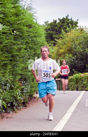 Il Totnes 10km Fun Run 2010 passando Borough Park, Totnes, South Hams, Devon, Inghilterra, REGNO UNITO Foto Stock