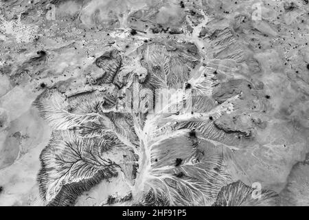 Scala di grigi aerea vista dall'alto verso il basso del deserto arido del lago Mundo con ornamento di forme di argilla e arenaria. Foto Stock