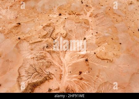 Vista aerea dall'alto verso il basso del deserto arido del lago Mundo con forme erose di argilla e formazioni di arenaria. Foto Stock