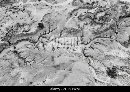 Eroso lago secco letto Mungo nel parco nazionale australiano Outback - incolore scala di grigi vista dall'alto verso il basso. Foto Stock