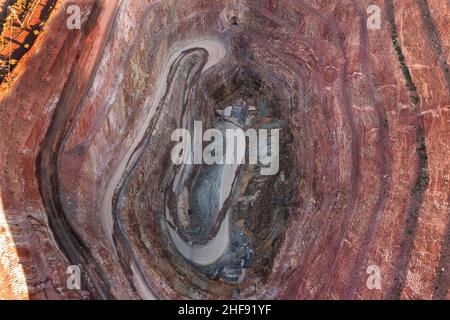 Estrazione di minerale di rame dalla miniera a cielo aperto nella città di Cobar dell'entroterra australiano - vista dall'alto dall'alto. Foto Stock