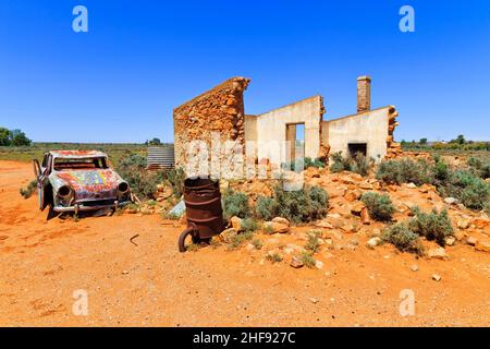 Auto relitto e vecchia casa in pietra rovinata in città fantasma abbandonata Silverton vicino Broken Hill of Australia. Foto Stock