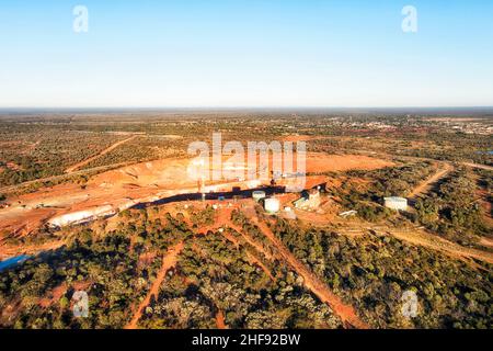 Miniera a cielo aperto di rame Cobar in Australian far West NSW - paesaggio aereo sopra la miniera e la città. Foto Stock