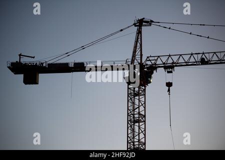 Costruzione gru torre sopra appartamenti cantieri nel centro di Colorado Springs, Colorado Foto Stock