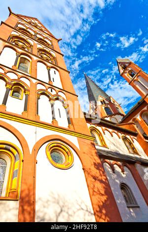 Famosa cupola gotica a Limburgo, in Germania, con splendidi colori Foto Stock