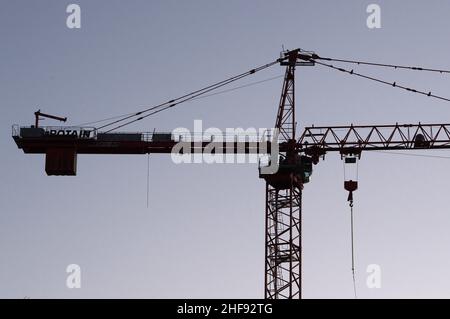 Costruzione gru torre sopra appartamenti cantieri nel centro di Colorado Springs, Colorado Foto Stock