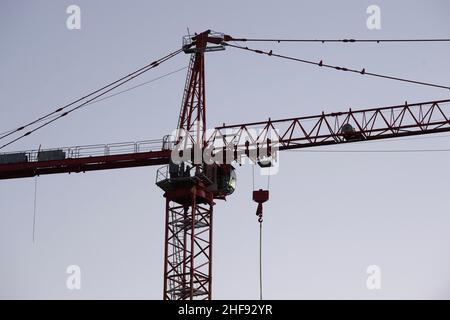 Costruzione gru torre sopra appartamenti cantieri nel centro di Colorado Springs, Colorado Foto Stock