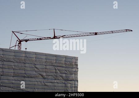 Costruzione gru torre sopra appartamenti cantieri nel centro di Colorado Springs, Colorado Foto Stock