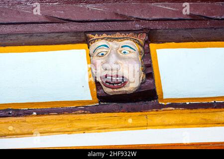 scultura in legno e colorato su balk, legno di vecchie case quadro Foto Stock