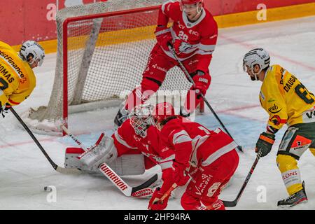 Losanna, Svizzera, Svizzera. 14th Jan 2022. Losanna Svizzera, 01/14/2022: Stephan Tobias (portiere) di Losanna HC (51) è in azione durante la partita 43rd della stagione della Lega nazionale svizzera 2021-2022 con Losanna HC e SC Berna (Credit Image: © Eric Dubost/Pacific Press via ZUMA Press Wire) Foto Stock