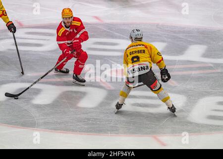 Losanna, Svizzera, Svizzera. 14th Jan 2022. Losanna Svizzera, 01/14/2022: Christoph Bertschy di Losanna HC (22) è in azione durante la partita 43rd della stagione della Lega nazionale svizzera 2021-2022 con Losanna HC e SC Berna (Credit Image: © Eric Dubost/Pacific Press via ZUMA Press Wire) Foto Stock