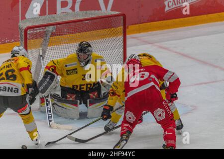 Losanna, Svizzera, Svizzera. 14th Jan 2022. Losanna Svizzera, 01/14/2022: Philipp WÃ¼hrich (portiere) di SC Bern (30) è in azione durante la partita del 43rd della stagione della Lega nazionale svizzera 2021-2022 con Losanna HC e SC Bern (Credit Image: © Eric Dubost/Pacific Press via ZUMA Press Wire) Foto Stock