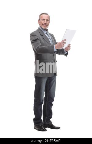 Shot di un uomo professionista senior che tiene le carte in mano e che fa un po 'di lavoro di carta Foto Stock