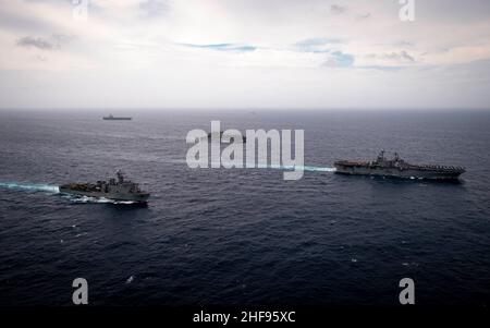 220113-N-HS181-1090 SOUTH CHINA SEA (GEN. 13, 2022) da sinistra, nave portuale Harpers Ferry-Class USS Pearl Harbor (LSD 52), portaerei Nimitz-Class USS Carl Vinson (CVN 70), nave da carico a secco di classe Lewis e Clark USNS Alan Shephard (T-AKE 3), incrociatore missilistico guidato USS Lake Champlain di classe Ticonderoga (CG 57), E Wasp-Class atterraggio elicottero molo USS Essex (LHD 2) transita il Mar Cinese Meridionale, 13 gennaio 2022. Carl Vinson Carrier Strike Group (VINCSG) e Essex Amphibious Ready Group (ESX ARG) stanno conducendo operazioni congiunte di sciopero della forza di spedizione nel Mar Cinese Meridionale come parte di c Foto Stock