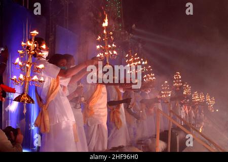 Kolkata, India. 14th Jan 2022. I sacerdoti indù eseguono Sagar Arati (culto) durante il Gangasagar Mela in occasione di Makar Sankranti all'isola di Sagar, circa 150km a sud di Kolkata. (Foto di Dipa Chakraborty/Pacific Press) Credit: Pacific Press Media Production Corp./Alamy Live News Foto Stock