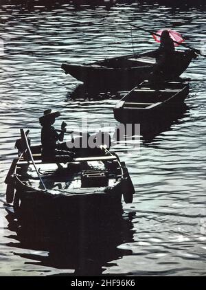 Boatpeople in Hongkong in Aberdeen con ombrello per la protezione del sole Foto Stock