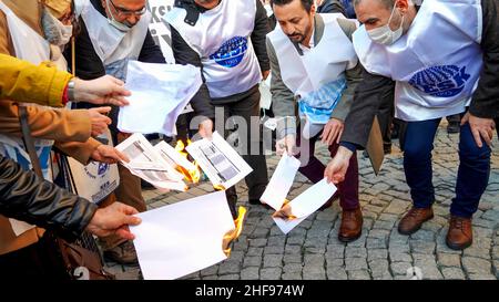 Izmir, Izmir, Turchia. 14th Jan 2022. La piattaforma Izmir della KESK (Confederazione dei sindacati dei dipendenti pubblici) ha protestato contro l'alto tasso di inflazione in Turchia e ha gridato: "Non possiamo sopravvivere, vogliamo salari sufficienti per una vita umana!" La piattaforma ha evidenziato la differenza tra i calcoli dell'Istituto statistico turco (TUIK) e del Gruppo di ricerca sull'inflazione (ENAG). Dopo il comunicato stampa, hanno bruciato i loro libri paga in dimostrazione per protestare le loro difficoltà finanziarie da aumento dei prezzi di elettricità, gas naturale, combustibile, trasporto e cibo. (Credit Image: © Idil Toffolo/Pa Foto Stock