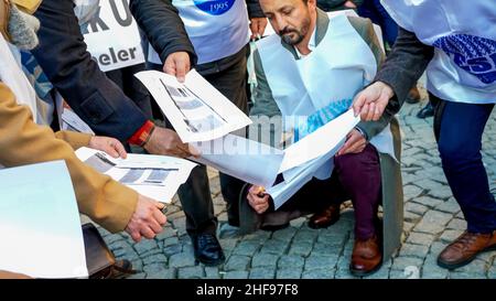 Izmir, Izmir, Turchia. 14th Jan 2022. La piattaforma Izmir della KESK (Confederazione dei sindacati dei dipendenti pubblici) ha protestato contro l'alto tasso di inflazione in Turchia e ha gridato: "Non possiamo sopravvivere, vogliamo salari sufficienti per una vita umana!" La piattaforma ha evidenziato la differenza tra i calcoli dell'Istituto statistico turco (TUIK) e del Gruppo di ricerca sull'inflazione (ENAG). Dopo il comunicato stampa, hanno bruciato i loro libri paga in dimostrazione per protestare le loro difficoltà finanziarie da aumento dei prezzi di elettricità, gas naturale, combustibile, trasporto e cibo. (Credit Image: © Idil Toffolo/Pa Foto Stock