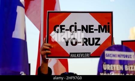 Izmir, Izmir, Turchia. 14th Jan 2022. La piattaforma Izmir della KESK (Confederazione dei sindacati dei dipendenti pubblici) ha protestato contro l'alto tasso di inflazione in Turchia e ha gridato: "Non possiamo sopravvivere, vogliamo salari sufficienti per una vita umana!" La piattaforma ha evidenziato la differenza tra i calcoli dell'Istituto statistico turco (TUIK) e del Gruppo di ricerca sull'inflazione (ENAG). Dopo il comunicato stampa, hanno bruciato i loro libri paga in dimostrazione per protestare le loro difficoltà finanziarie da aumento dei prezzi di elettricità, gas naturale, combustibile, trasporto e cibo. (Credit Image: © Idil Toffolo/Pa Foto Stock