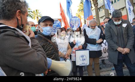 Izmir, Izmir, Turchia. 14th Jan 2022. La piattaforma Izmir della KESK (Confederazione dei sindacati dei dipendenti pubblici) ha protestato contro l'alto tasso di inflazione in Turchia e ha gridato: "Non possiamo sopravvivere, vogliamo salari sufficienti per una vita umana!" La piattaforma ha evidenziato la differenza tra i calcoli dell'Istituto statistico turco (TUIK) e del Gruppo di ricerca sull'inflazione (ENAG). Dopo il comunicato stampa, hanno bruciato i loro libri paga in dimostrazione per protestare le loro difficoltà finanziarie da aumento dei prezzi di elettricità, gas naturale, combustibile, trasporto e cibo. (Credit Image: © Idil Toffolo/Pa Foto Stock