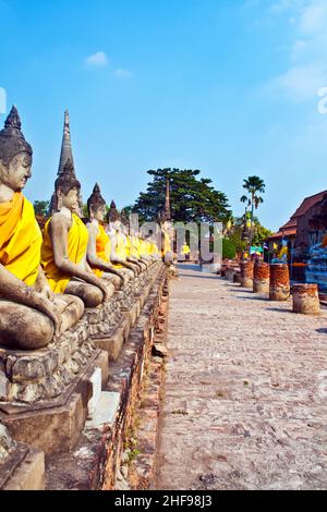 Bella statua di Buddha nel tempio Wat Yai Chai Mongkol Foto Stock