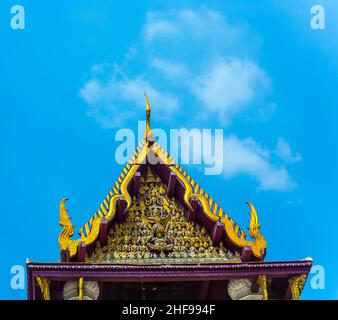 Monastero Wat Na Phramane ad Ajutthaya con famoso buddha d'oro e intagli sul tetto del 13th secolo Foto Stock