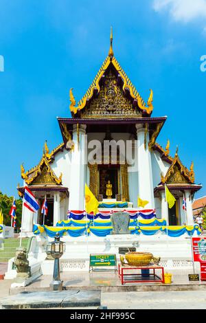 Monastero Wat Na Phramane ad Ajutthaya con famoso buddha d'oro e intagli sul tetto del 13th secolo Foto Stock