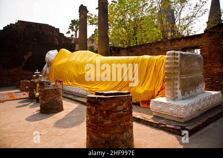 Il Buddha sdraiato vestito in foulard giallo nel tempio di Wat Yai Chai Mongkol- Foto Stock