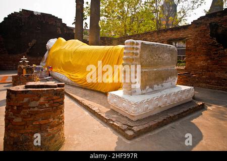 Il Buddha sdraiato vestito in foulard giallo nel tempio di Wat Yai Chai Mongkol- Foto Stock