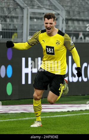 Dortmund, Germania. 14th Jan 2022. Thomas Meunier di Dortmund festeggia dopo aver segnato durante la prima divisione tedesca Bundesliga partita di calcio tra Borussia Dortmund e SC Freiburg a Dortmund, Germania, 14 gennaio 2022. Credit: Joachim Bywaletz/Xinhua/Alamy Live News Foto Stock